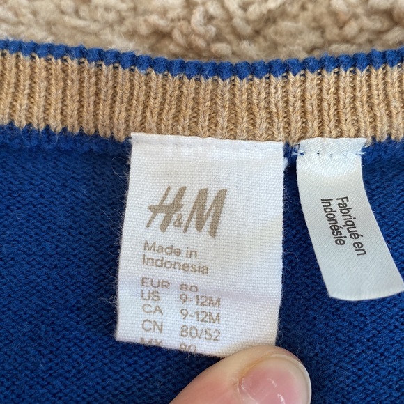 💕3/$15  H&M 9-12m Blue Cardigan Sweater for boys or girls - Picture 4 of 7